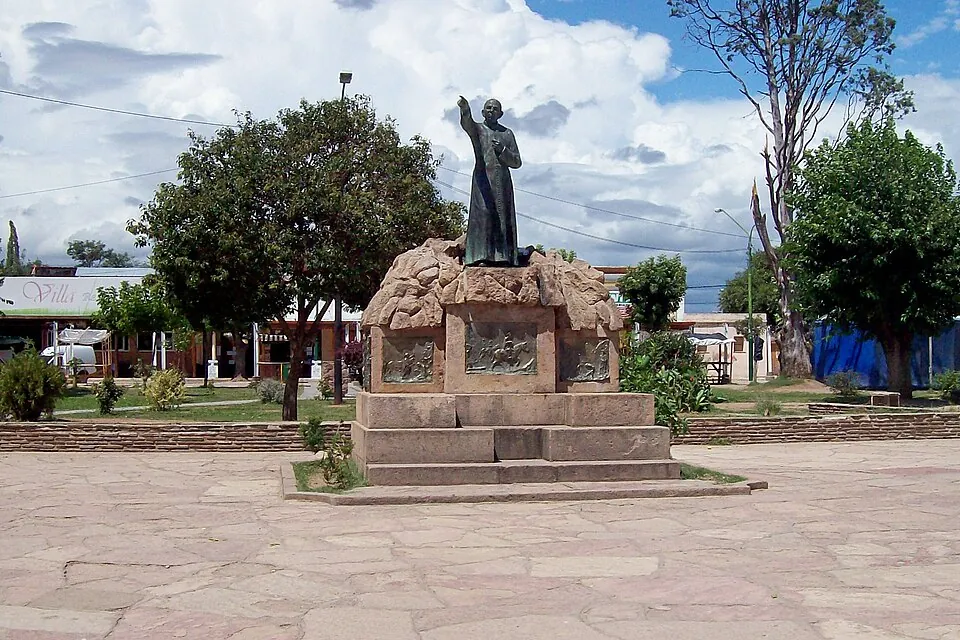 Monumento al Cura Brochero en Plaza Centenario