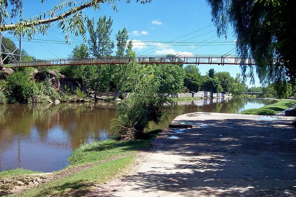 Rio Mina Clavero con pasarela