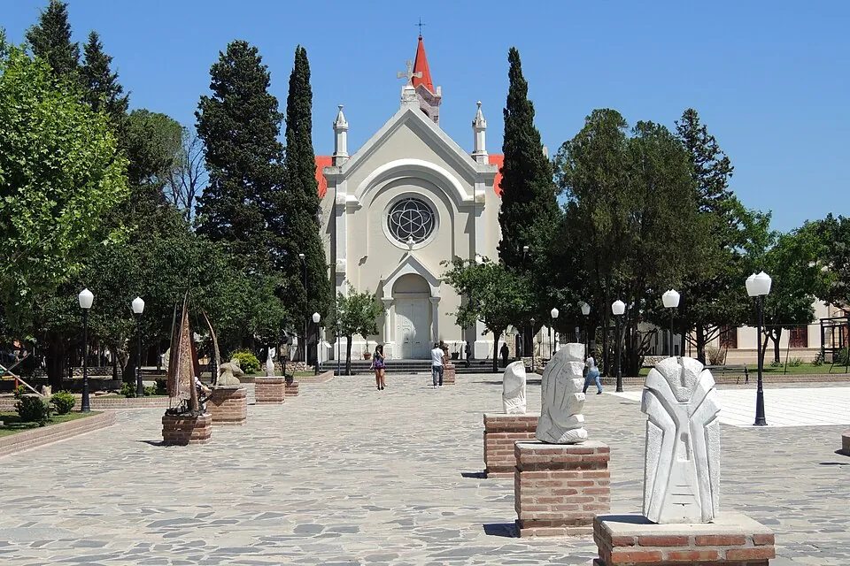 Plaza e iglesia de Nono