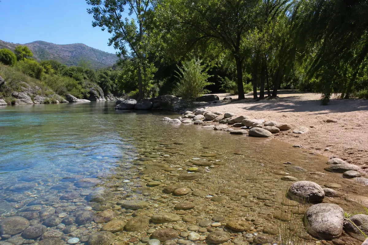 Fondo de río claro en Traslasierra
