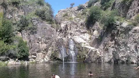 Cascada del Toro Muerto cayendo sobre una olla entre rocas