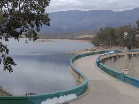 Paredón y lago del Dique La Viña con las sierras al fondo